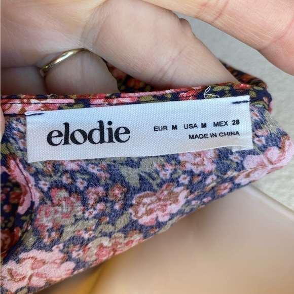 Nordstrom Elodie Blouse Size M Ditsy Floral Cropped Top
Cutout Back - Picture 4 of 7